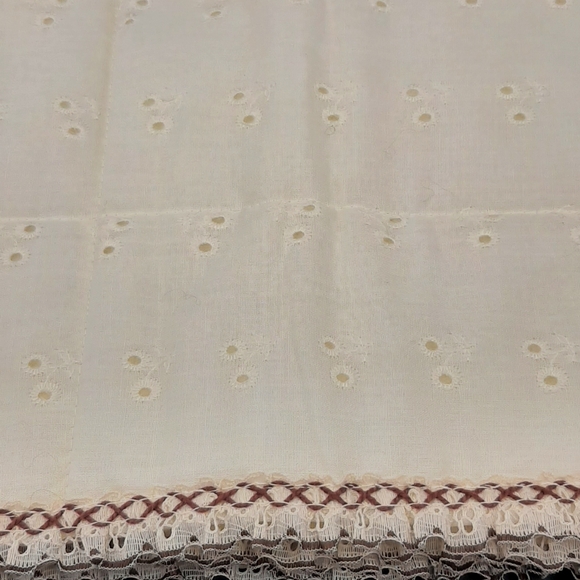 Vintage Farmhouse Decor Cream Eyelet Fabric Placemat Set of 4 Handmade Lace Trim - Picture 2 of 5